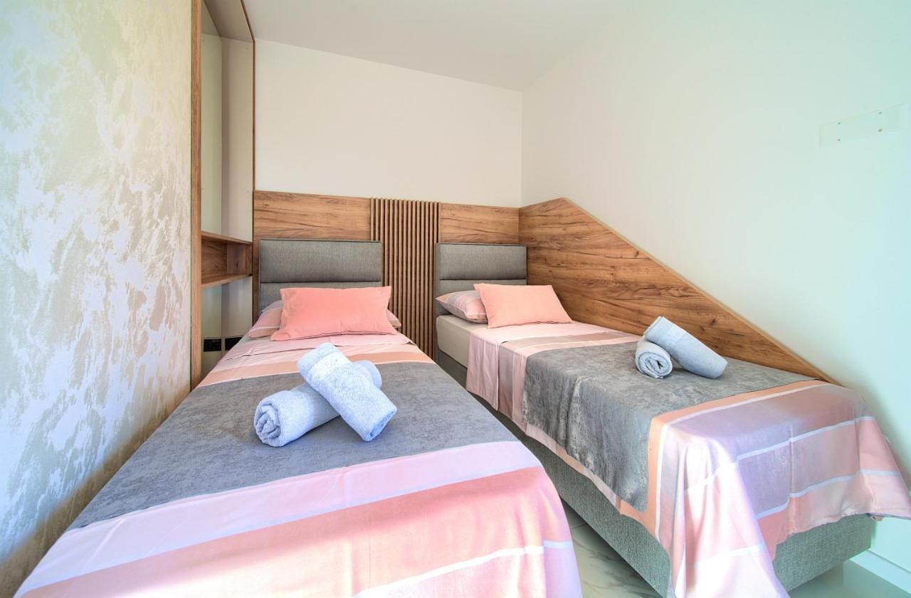 Apartment Penthouse Rosa *
